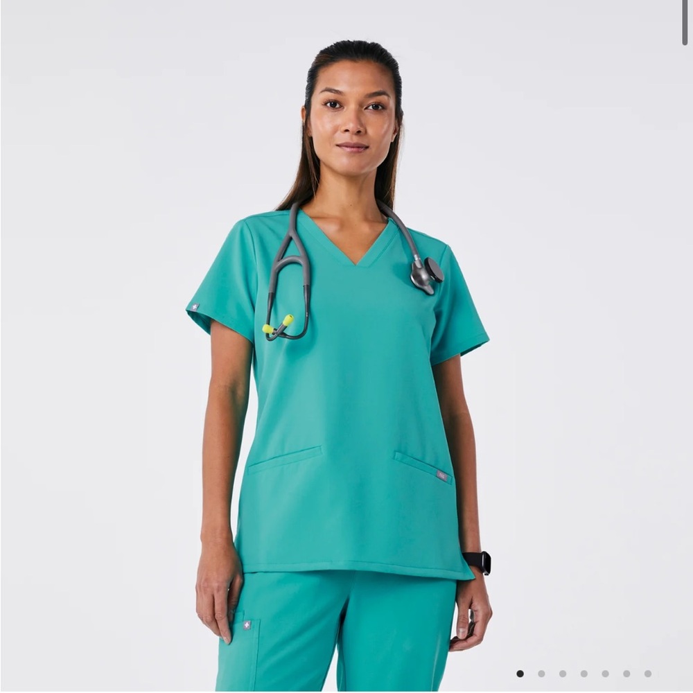 Figs Casma 3 pocket scrub top XL in Oasis